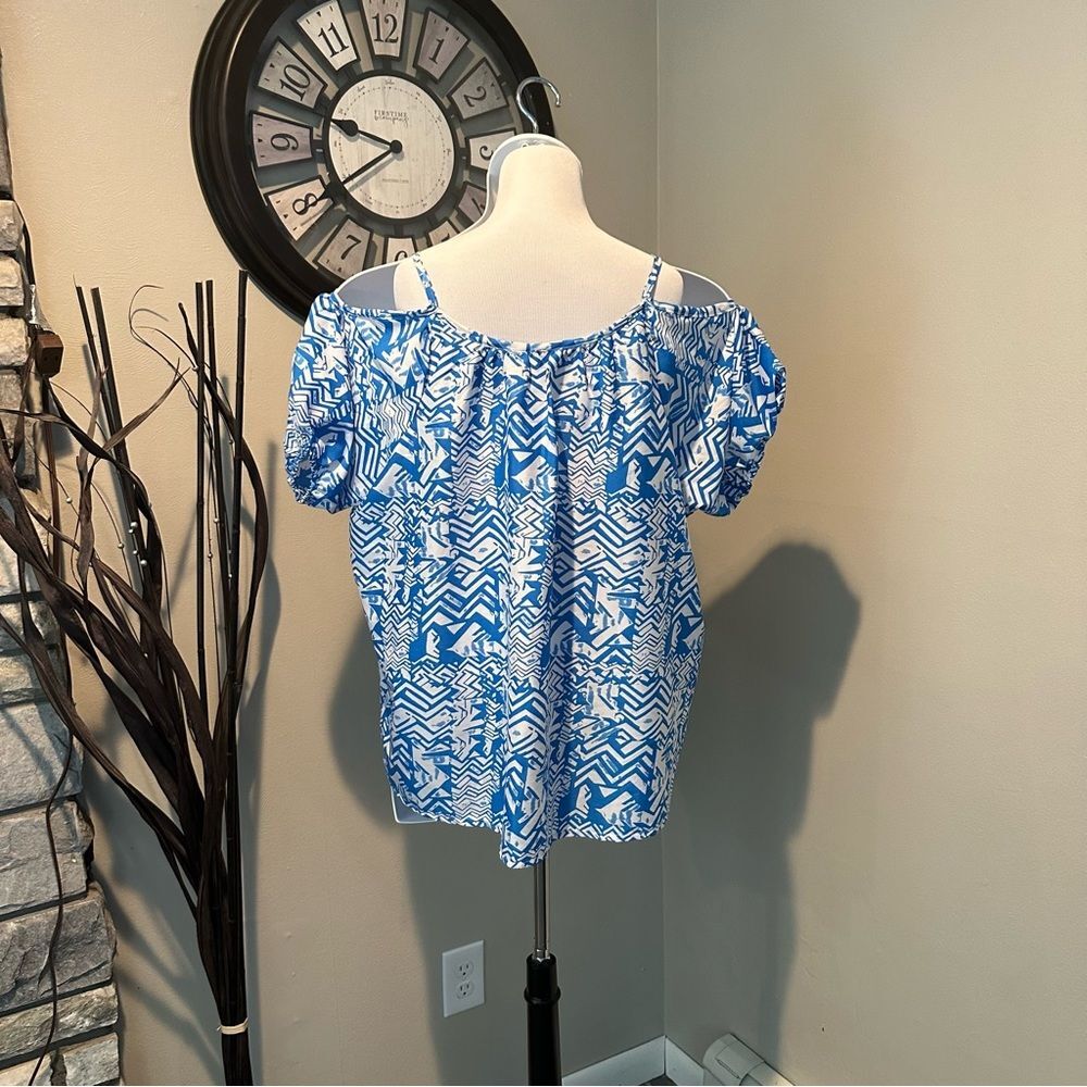 NWOT Pink Dot Peekaboo Shoulder Blouse Blue and White Design Size 3x - Picture 2 of 9